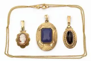 Three gem-set pendants and a necklace – kavel bij Veilinggebouw De Zwaan, Amsterdam