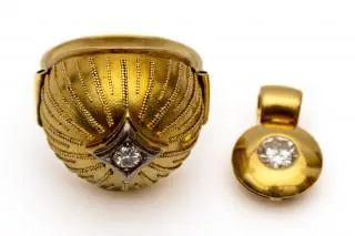 A diamond bombe ring and solitair pendant – kavel bij Veilinggebouw De Zwaan, Amsterdam