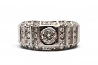 A diamond ring and pair of earrings – kavel bij Veilinggebouw De Zwaan, Amsterdam
