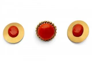 A coral ring and a pair of earrings – kavel bij Veilinggebouw De Zwaan, Amsterdam