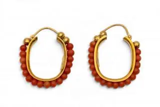 A pair of Italian coral hoop earrings – kavel bij Veilinggebouw De Zwaan, Amsterdam