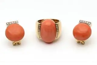 A pair of matching Italian diamond and coral earrings and a ring – kavel bij Veilinggebouw De Zwaan, Amsterdam