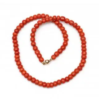 A single strand coral necklace – kavel bij Veilinggebouw De Zwaan, Amsterdam