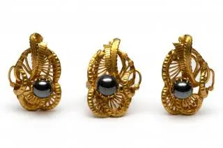 A pair of hematite earrings and a ring – kavel bij Veilinggebouw De Zwaan, Amsterdam
