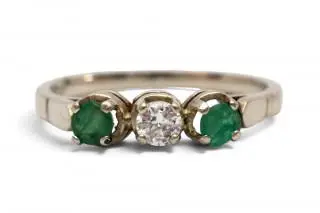 An emerald diamond three stone ring – kavel bij Veilinggebouw De Zwaan, Amsterdam