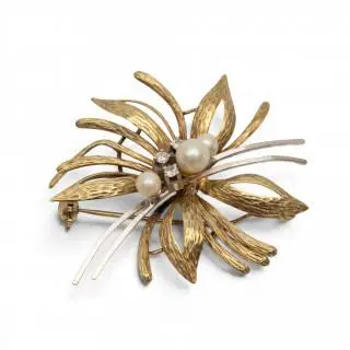 A two tone gold 1960's flower brooch – kavel bij Veilinggebouw De Zwaan, Amsterdam