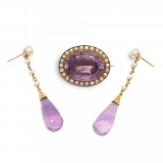 A pair of amethyst and pearl earrings and a brooch – kavel bij Veilinggebouw De Zwaan, Amsterdam