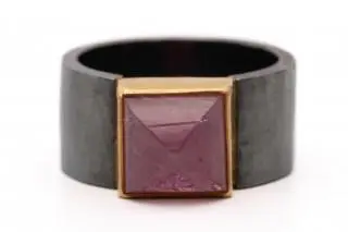 A modern designed ruby ring – kavel bij Veilinggebouw De Zwaan, Amsterdam
