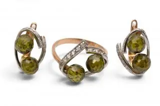 A pair of gem set earrings with a matching ring – kavel bij Veilinggebouw De Zwaan, Amsterdam