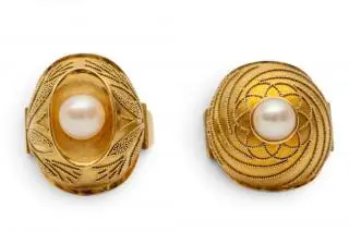 Two pairs of granulated pearl rings – kavel bij Veilinggebouw De Zwaan, Amsterdam