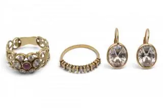 Two rings and a pair of earrings – kavel bij Veilinggebouw De Zwaan, Amsterdam