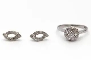 A diamond cluster ring and a pair of earrings – kavel bij Veilinggebouw De Zwaan, Amsterdam