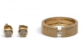 A solitair diamond ring and earrings – kavel bij Veilinggebouw De Zwaan, Amsterdam