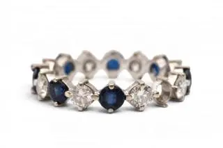 A diamond and sapphire eternity ring – kavel bij Veilinggebouw De Zwaan, Amsterdam
