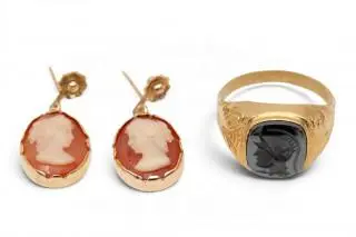 A hematite signet ring and a pair of cameo earrings – kavel bij Veilinggebouw De Zwaan, Amsterdam