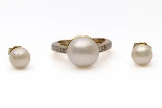 A pearl ring and earrings – kavel bij Veilinggebouw De Zwaan, Amsterdam