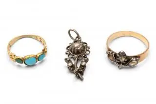 Two rings and a pendant – kavel bij Veilinggebouw De Zwaan, Amsterdam