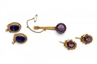 Two pairs of gem set earrings and a brooch – kavel bij Veilinggebouw De Zwaan, Amsterdam