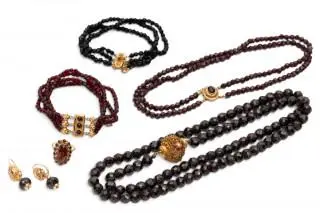 A collection of garnet and glass jewellery – kavel bij Veilinggebouw De Zwaan, Amsterdam