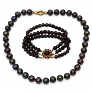 A pearl necklace and garnet bracelet – kavel bij Veilinggebouw De Zwaan, Amsterdam