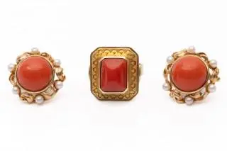 A coral ring and a pair of earrings – kavel bij Veilinggebouw De Zwaan, Amsterdam