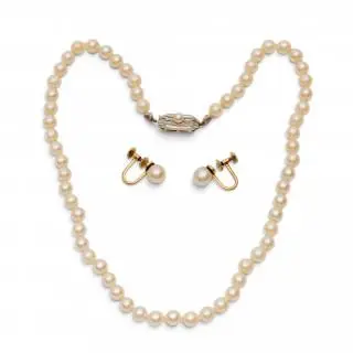 A cultured pearl necklace and pair of earrings – kavel bij Veilinggebouw De Zwaan, Amsterdam