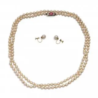 A cultured pearl necklace and pair of earrings – kavel bij Veilinggebouw De Zwaan, Amsterdam