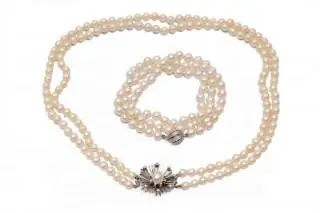 Two cultured pearl necklaces – kavel bij Veilinggebouw De Zwaan, Amsterdam