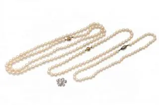 Three single strand pearl necklaces – kavel bij Veilinggebouw De Zwaan, Amsterdam