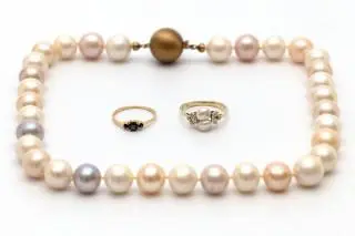 Two rings and a pearl necklace – kavel bij Veilinggebouw De Zwaan, Amsterdam