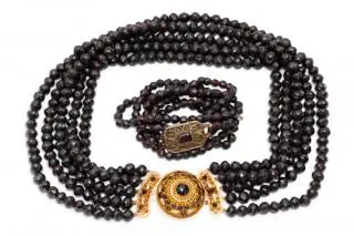 Two garnet necklaces – kavel bij Veilinggebouw De Zwaan, Amsterdam
