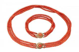 A coral necklace and matching bracelet – kavel bij Veilinggebouw De Zwaan, Amsterdam