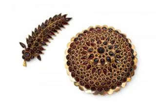 Two 19th century Bohemian garnet brooches – kavel bij Veilinggebouw De Zwaan, Amsterdam
