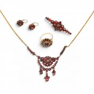Various pieces of Bohemian garnet jewellery – kavel bij Veilinggebouw De Zwaan, Amsterdam