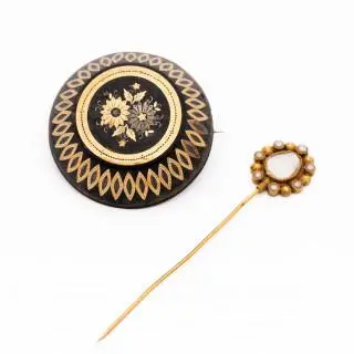 A 19th century tortoise pique brooch and a 'mutsenspeld', hat pin – kavel bij Veilinggebouw De Zwaan, Amsterdam