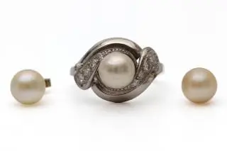A pearl and diamond ring and a pair of earrings – kavel bij Veilinggebouw De Zwaan, Amsterdam