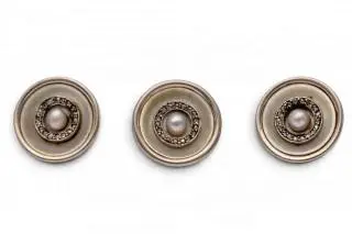 Three buttons – kavel bij Veilinggebouw De Zwaan, Amsterdam