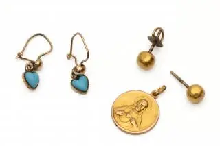 Two pairs of earrings and a pendant – kavel bij Veilinggebouw De Zwaan, Amsterdam
