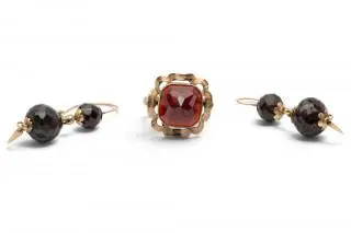 A garnet ring and a pair of earrings – kavel bij Veilinggebouw De Zwaan, Amsterdam