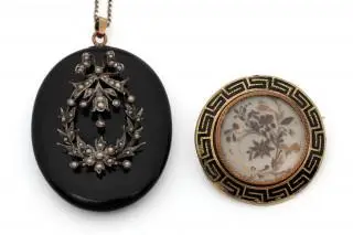 An onyx locket and hairwork brooch, 19th century – kavel bij Veilinggebouw De Zwaan, Amsterdam
