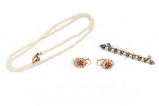 Diverse sieraden met glasparels – kavel bij Veilinggebouw De Zwaan, Amsterdam