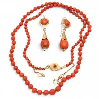 A pair of coral earrings and a necklace – kavel bij Veilinggebouw De Zwaan, Amsterdam