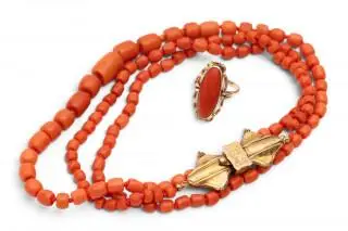 A coral necklace and ring – kavel bij Veilinggebouw De Zwaan, Amsterdam