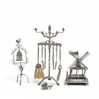 Vier diverse miniaturen, o.a. haardstel, vogelkooi en molen – kavel bij Veilinggebouw De Zwaan, Amsterdam