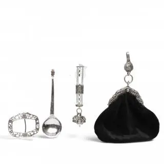 Gelegenheidslepel, Hoorn, vermoedelijk 18e eeuw en diverse klederdracht-accessoires, 19e eeuw – kavel bij Veilinggebouw De Zwaan, Amsterdam