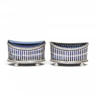 Paar schuitvormige zoutvaatjes met blauw glazen binnenbakjes, ca. 1900 – kavel bij Veilinggebouw De Zwaan, Amsterdam