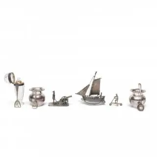 Duitsland, paar miniatuur vaasjes, kristallen parfumflacon, diverse miniaturen en klein zilverwerk – kavel bij Veilinggebouw De Zwaan, Amsterdam