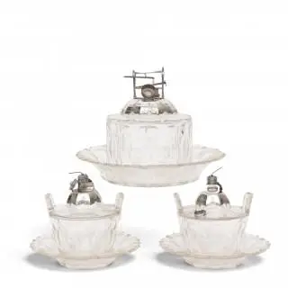 Paar kristallen compotiers met zilveren knop in vorm van miniatuur karnton en een kaasstolp met knop in vorm van miniatuur kaaspers met gereedschap… – kavel bij Veilinggebouw De Zw