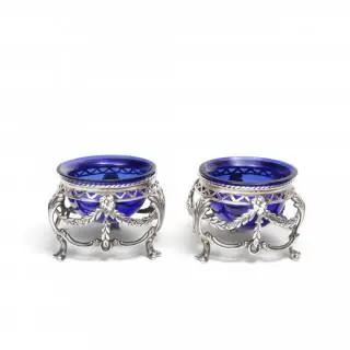 Paar zoutvaten met blauw glazen binnenbakjes, Louis XV, Amsterdam – kavel bij Veilinggebouw De Zwaan, Amsterdam
