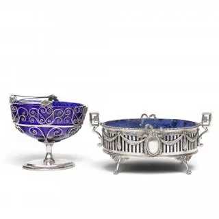 Jardinière met blauw geverfde zinken binnenbak Louis XVI-stijl Fa. J.M. van Kempen en een samengesteld ajour hengselmandje, 19e en 20e eeuw – kavel bij Veilinggebouw De Zwaan, Amst